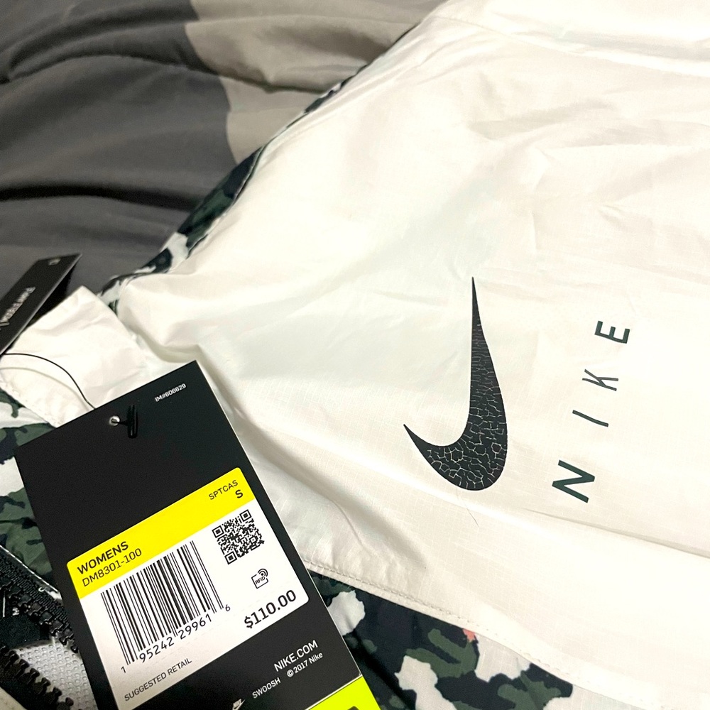 Women small Nike jacket never worn brand new with tag